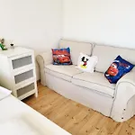 Apartmán Schonach Mountain-top, Forest, Free Parking, New Kitchen, Garden-apartment Bathroom Has No Warm Water