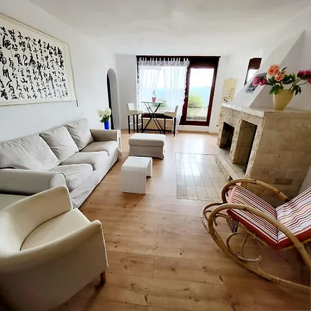 Apartment Book3Days-Stay4Days-1Dayfree!! Only Offer For Short Time, Ask Host For Details, 2 Apartments, 15 People, Free Parking, New Kitchen, Renovated Bathroom, High-Speed Internet *