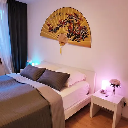 Two Apartments, 15 People, Free Parking, New Kitchen, Renovated Bathroom, High-Speed Internet Apartamento