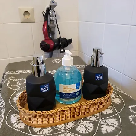 Two Apartments, 15 People, Free Parking, New Kitchen, Renovated Bathroom, High-Speed Internet Lejlighed *